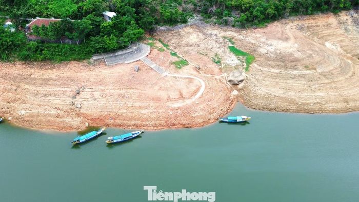 Tuy nhiên, sau khi tiếp nhận công trình, địa phương rà soát hồ sơ và phát hiện nhiều vướng mắc pháp lý. Trong đó, giấy phép hoạt động bến thủy tại hồ Truồi đã hết hạn từ cuối năm 2025.