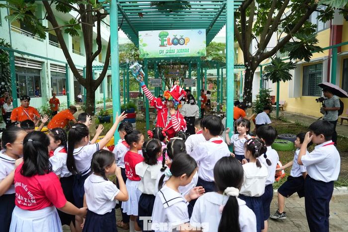 Từ những chiếc lốp xe từng bị bỏ đi, các sinh viên đã "hồi sinh" thành những hạng mục vui chơi đầy màu sắc, mang đến tiếng cười cho học sinh, góp phần xây dựng không gian học đường xanh, sáng tạo và thân thiện với môi trường.
