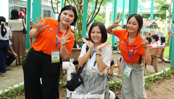 Nhiều bạn trẻ cũng có mặt để tham gia các hoạt động, cùng chung tay hoàn thiện khu vui chơi và lan tỏa thông điệp về bảo vệ môi trường, tái chế rác thải.