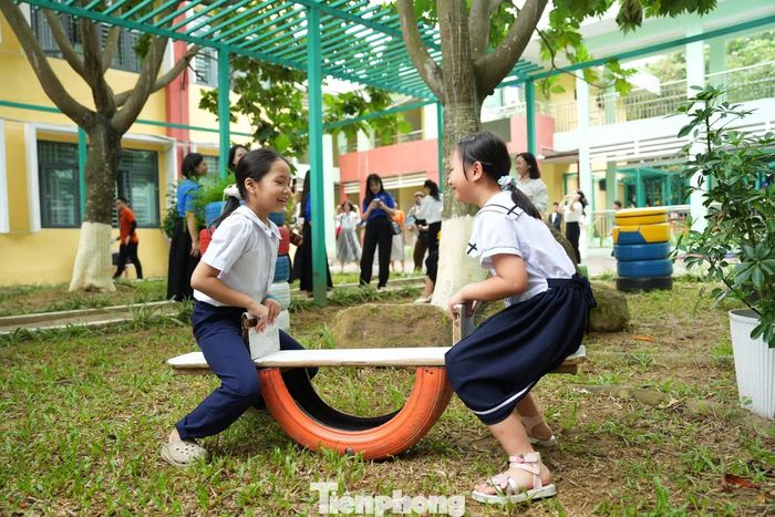 Ngay sau khi khu vui chơi được hoàn thiện và đưa vào sử dụng, nhiều học sinh Trường Tiểu học Lê Văn Tám hào hứng tham gia trải nghiệm. Các em thích thú vui chơi trên những bập bênh, chướng ngại vật và các hạng mục được làm từ lốp xe tái chế.