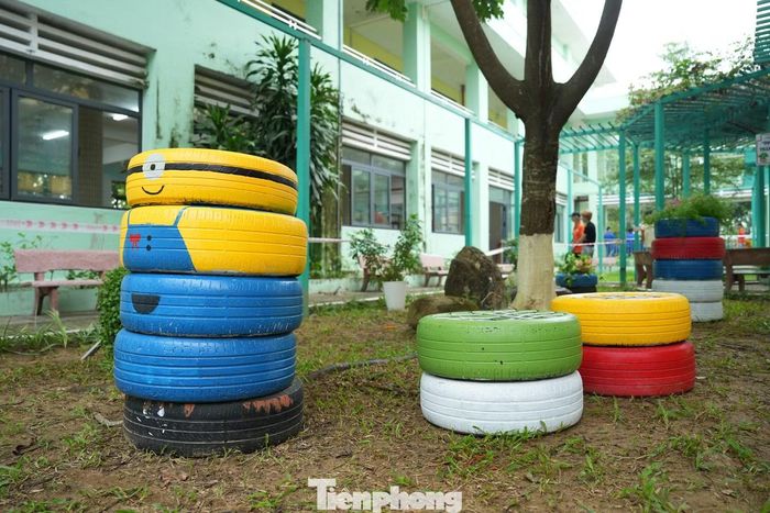 Công trình gồm nhiều hạng mục như bập bênh, chướng ngại vật vận động, ghế ngồi, bồn hoa... được thiết kế phù hợp với lứa tuổi tiểu học, góp phần tạo thêm không gian vui chơi an toàn, đồng thời lan tỏa thông điệp về tái chế, bảo vệ môi trường và tinh thần cống hiến của tuổi trẻ.