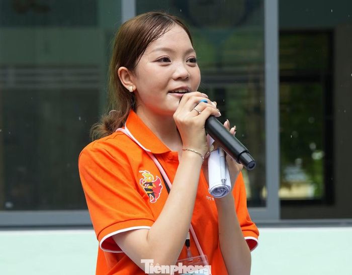  Đinh Thị Thu Hiền - Trưởng nhóm F.LOOP cho biết, dự án được thực hiện với mong muốn mang đến một không gian vui chơi an toàn, bổ ích cho học sinh, đồng thời lan tỏa thông điệp về tái chế và bảo vệ môi trường﻿. Theo Hiền, từ những chiếc lốp xe cũ tưởng chừng chỉ còn là phế thải, các thành viên đã cùng nhau làm sạch, xử lý, sơn sửa và sáng tạo thành nhiều hạng mục vui chơi phù hợp với lứa tuổi tiểu học. 