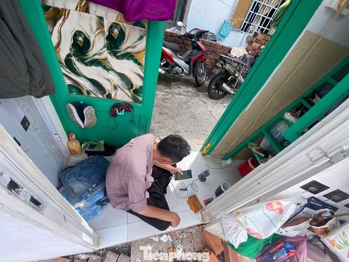Người dân sinh sống trong căn nhà "siêu mỏng" ở hẻm 146 Vũ Tùng (phường Gia Định, TPHCM). Ảnh: Hữu Huy