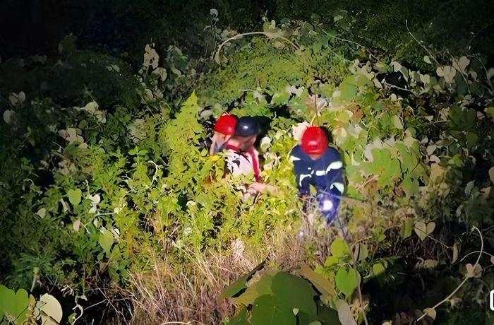 Lực lượng chức năng tiếp cận và đưa nạn nhân từ dưới vực sâu lên an toàn.
