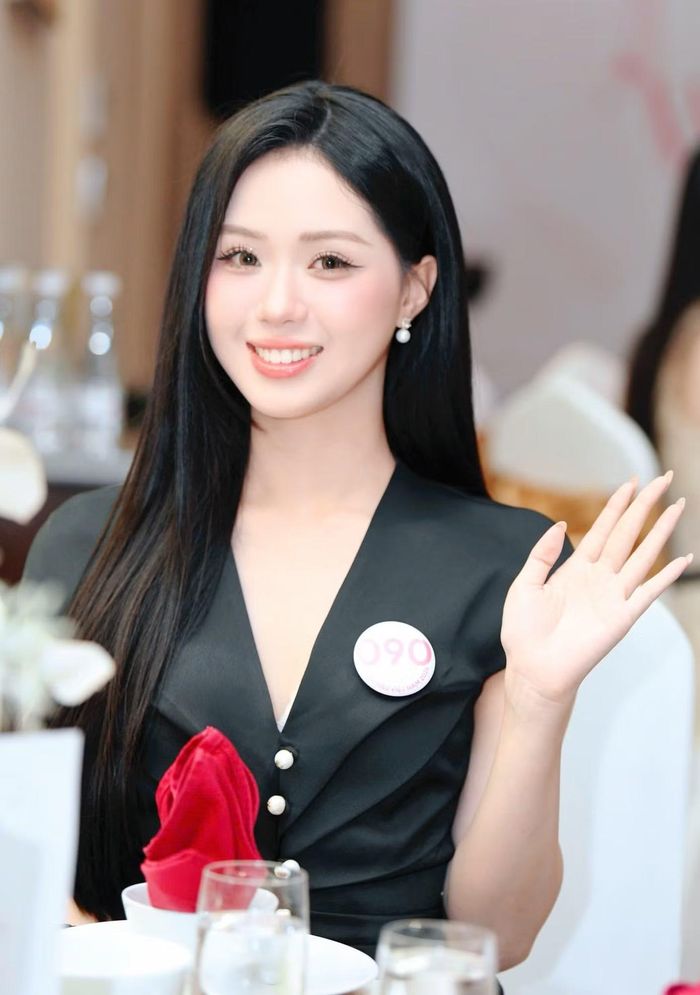 Những ca khúc trẻ trung, sôi động được cất lên, khuấy động không khí của sự kiện. Có thí sinh sở hữu chất giọng ngọt ngào, giàu cảm xúc, trong khi một số cô gái khác lại mang đến những màn trình diễn đầy năng lượng.