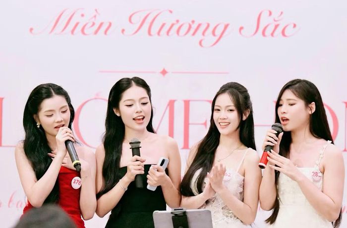 Một trong những điểm nhấn của chương trình là phần giao lưu văn nghệ. Sau những phút ban đầu còn đôi chút ngại ngùng, nhiều thí sinh mạnh dạn đăng ký thể hiện tài năng.