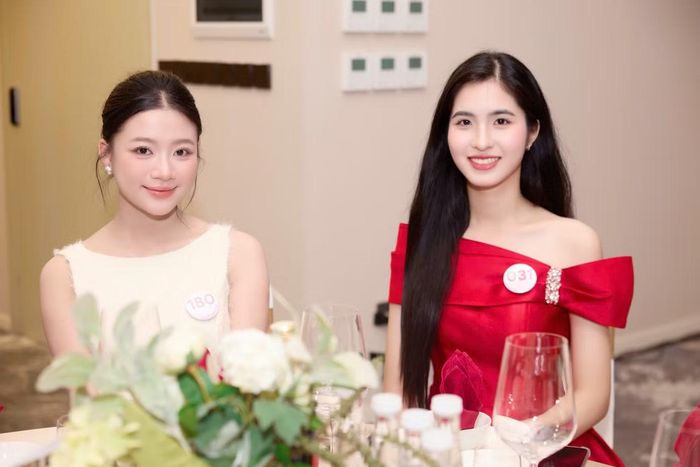Trong không gian được trang trí trang nhã, các thí sinh xuất hiện với những bộ trang phục rạng rỡ, chỉn chu.