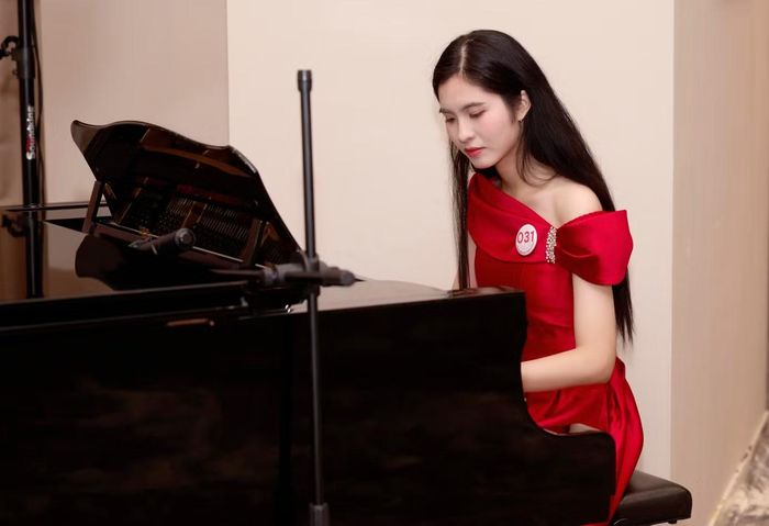 Hoa khôi Ngoại thương Lê Phương Nghi chơi đàn piano mở màn. Cô gửi tới khách mời và thí sinh bản nhạc nhẹ nhàng, du dương. Phương Nghi là sinh viên ngành Kinh tế đối ngoại, Phân hiệu Trường Đại học Ngoại thương tại Thành phố Hồ Chí Minh.