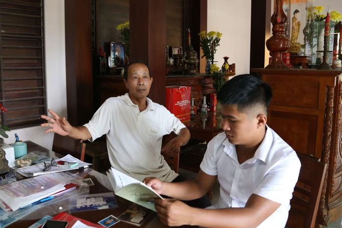 Anh Hải “đi từng ngõ, gõ từng nhà” để nắm bắt tình hình của từng hộ dân. Ảnh: Giang Thanh