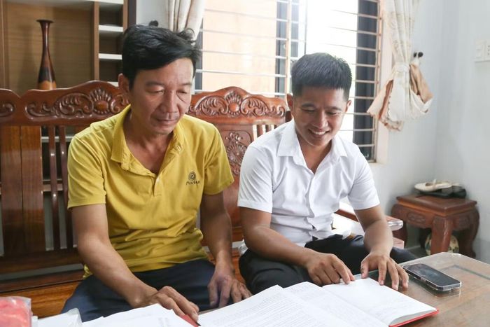 Anh Lê Xuân Hải (bìa phải) là Tổ trưởng tổ dân phố gen Z.
