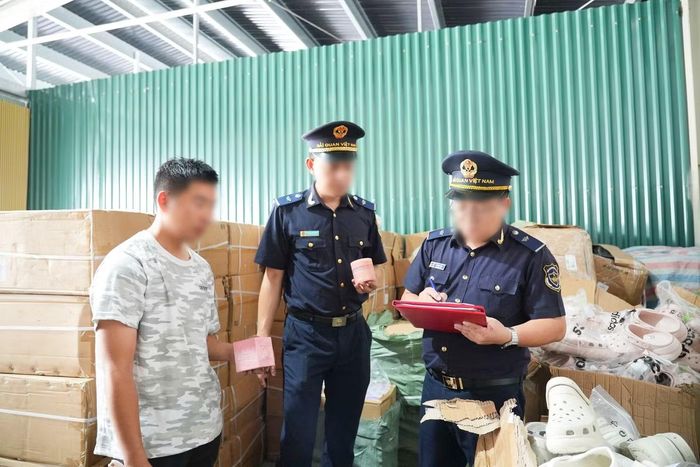 Lực lượng Hải quan vừa phát hiện số lượng lớn hàng hoá vi phạm sở hữu trí tuệ.