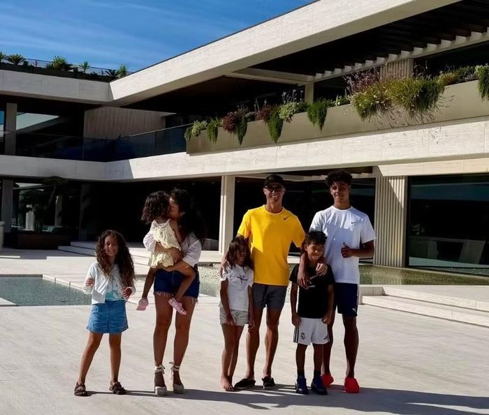 Gia đình Ronaldo rất thích về nghỉ dưỡng ở căn biệt thự này. 