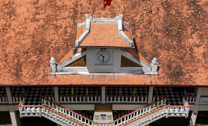  Nổi bật trong khuôn viên là lầu đồng hồ được xây dựng năm 1924. Công trình gồm một tầng trệt và một tầng lầu, mái lợp ngói, phía trước có cầu thang dẫn lên tầng trên. 