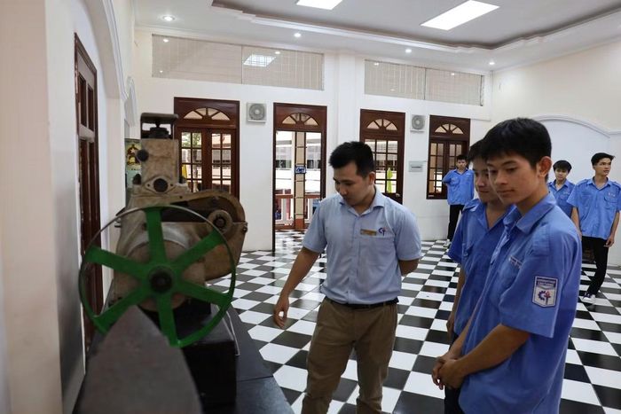 Các dãy nhà cũ trong trường vẫn giữ nhiều đặc điểm kiến trúc từ những năm đầu xây dựng. Hành lang rộng, nền lát gạch caro đen trắng, lan can bêtông và hệ thống cửa lớn giúp không gian bên trong thông thoáng. Theo tư liệu được lưu giữ, trước khi rời Bến Nhà Rồng ngày 5/6/1911 để tìm đường cứu nước, người thanh niên yêu nước Nguyễn Tất Thành từng có thời gian học tại trường. Chủ tịch Tôn Đức Thắng nhập học khóa thợ máy năm 1915-1917, thời điểm trường đào tạo nhân lực cơ khí, kỹ nghệ phục vụ các xưởng máy và ngành hàng hải.