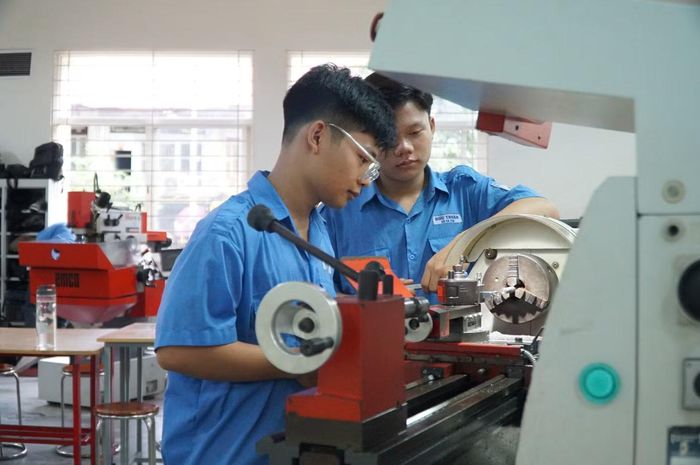  Theo TS. Lê Đình Kha - Hiệu trưởng nhà trường, hiện Cao đẳng Kỹ thuật Cao Thắng có 23 chương trình đào tạo với khoảng 9.000 sinh viên. Các ngành học được xây dựng theo hướng gắn với nhu cầu thực tế của doanh nghiệp, chú trọng thực hành và tăng cường khả năng đáp ứng công việc cho sinh viên sau khi tốt nghiệp. 