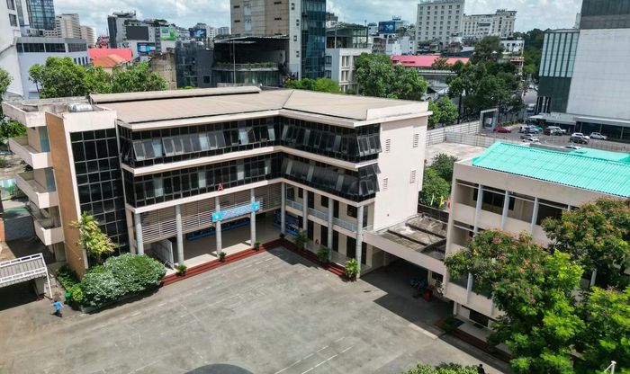  Sau hơn một thế kỷ, trường vẫn nằm tại khu vực trung tâm thành phố, với các cổng tiếp giáp đường Huỳnh Thúc Kháng, Pasteur, Hàm Nghi và Nam Kỳ Khởi Nghĩa. Bên cạnh những khu nhà được xây dựng mới, nhiều công trình cũ vẫn được bảo tồn, tạo nên nét kiến trúc riêng cho trường. 