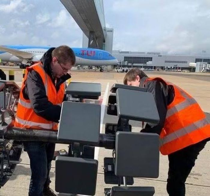 Sân bay Gatwick đã lắp đặt hệ thống công nghệ phát hiện máy bay không người lái Heliguy như một phần của giải pháp lâu dài. Ảnh: Unmanned Space.