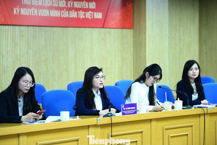 Chị Hồ Hồng Nguyên trao đổi tại buổi tiếp. Ảnh: Xuân Tùng