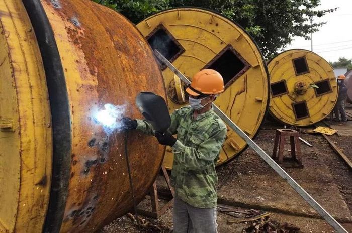 Công nhân Công ty CP Đường Sông 3 đang khẩn trương sửa chữa các thiết bị thuộc khu neo đậu Vụng Sú - Thoi Dây (xã Đầm Hà).