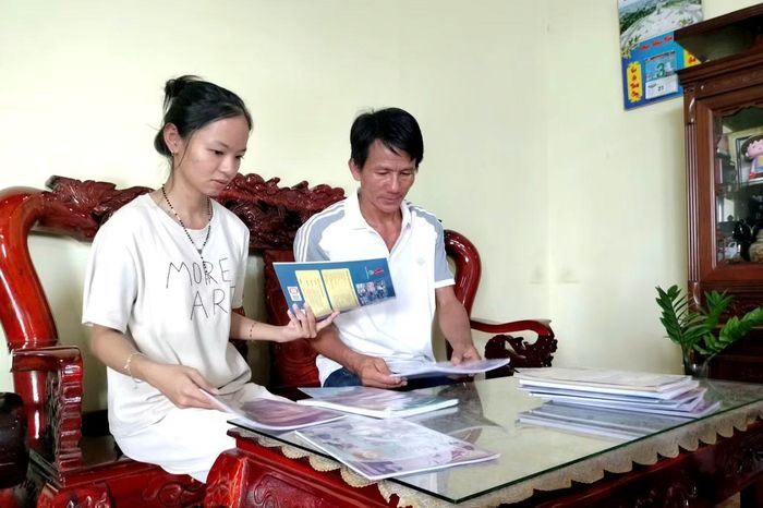 Gia đình anh Vũ Văn Lương (ngụ phường An Xuyên) chạy khắp các nhà sách vẫn chưa mua đủ sách cho con.
