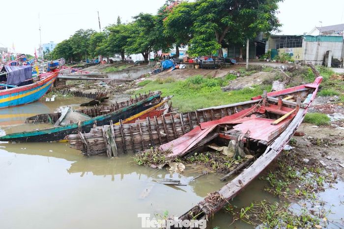 Theo người dân địa phương, tình trạng này đã diễn ra trong nhiều năm. Một số tàu sau khi hết khả năng hoạt động được chủ phương tiện bỏ lại. Ban đầu, có người dự định tháo dỡ, tận dụng gỗ và các vật liệu còn giá trị. Tuy nhiên, sau thời gian dài không được xử lý, những con tàu dần mục nát và chìm xuống nước.