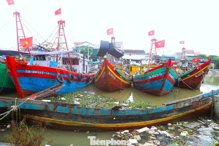 Việc thu gom, di dời và xử lý dứt điểm những phương tiện hết hạn sử dụng không chỉ giúp trả lại mặt nước cho khu neo đậu mà còn góp phần khơi thông luồng lạch, bảo đảm an toàn hàng hải, cải thiện cảnh quan và hạn chế nguy cơ ô nhiễm môi trường. Đặc biệt, khi mùa mưa bão đang đến gần, việc sớm giải phóng những “xác tàu” khỏi khu neo đậu Lạch Vạn càng trở nên cấp thiết, để nơi đây thực sự phát huy đúng vai trò là điểm tránh trú an toàn cho tàu cá và ngư dân.