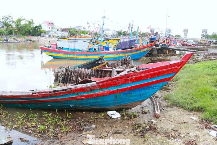 Nghệ An hiện có 5 khu neo đậu tránh trú bão cho tàu cá, trong đó Lạch Vạn là khu neo đậu cấp tỉnh, được xem như “lá chắn” giúp hàng trăm tàu cá và ngư dân tìm nơi an toàn mỗi khi mưa bão. Thế nhưng, ngay tại khu vực này đang tồn tại nghịch cảnh là hàng loạt tàu cá cũ nát, bỏ hoang nằm ngổn ngang, chiếm dụng mặt nước.