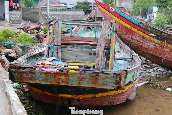 Bà Nguyễn Thị Minh (45 tuổi, trú xã Diễn Châu) cho biết các tàu cá cũ nát nằm rải rác trong khu vực neo đậu khiến không gian dành cho tàu thuyền bị thu hẹp. “Những xác tàu hỏng này vừa chiếm diện tích neo đậu, vừa khiến bùn đất, rác thải tích tụ. Những ngày nắng nóng, mùi hôi bốc lên rất khó chịu”, bà Minh nói.