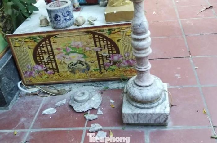 Tượng Phật và nhiều vật dụng thờ cúng bị đập phá hư hỏng.