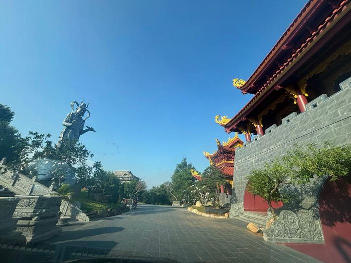 Bên trong chùa Bầu nơi các cháu ở và sinh hoạt.