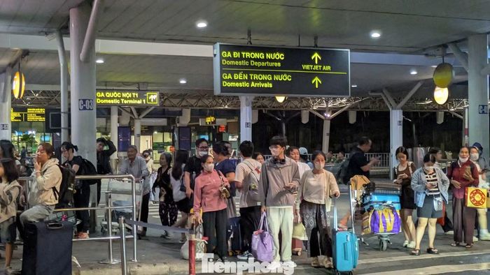 Hành khách ở sân bay Tân Sơn Nhất. Ảnh minh họa.