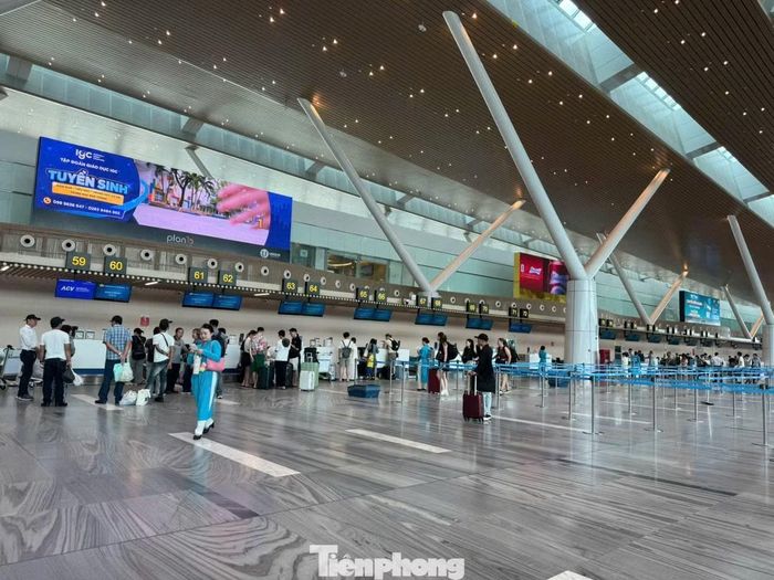 Quầy làm thủ tục của Vietnam Airlines sáng 12/8 khá vắng vẻ.
