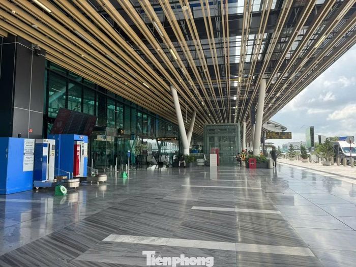 Ghi nhận tại sân bay Tân Sơn Nhất vào sáng 12/8 cho thấy, mọi hoạt động đã trở lại bình thường.