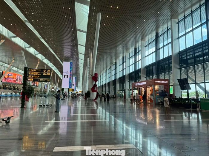Sảnh nhà ga T3 của sân bay Tân Sơn Nhất khá thông thoáng.