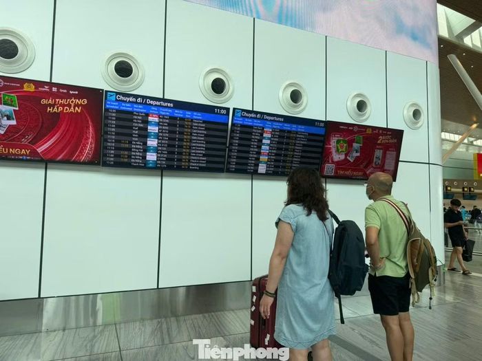  Hành khách xem thông tin các chuyến bay đi, đến khá thuận lợi. 