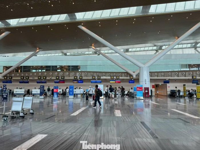 Quầy làm thủ tục check-in của Vietravel Airlines chỉ có vài hành khách.