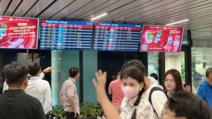 Trước đó, từ 18h14-19h14 ngày 11/8, hoạt động cất, hạ cánh tại Tân Sơn Nhất được tạm thời hạn chế. Các chuyến chuẩn bị cất cánh phải tạm dừng. Máy bay đang trên đường đến Tân Sơn Nhất được điều hành bay chờ tùy theo tình hình thực tế.