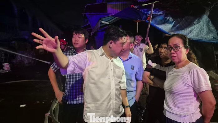 Lãnh đạo UBND TP Đồng Nai cùng các sở, ban ngành tham gia chỉ đạo khắc phục vụ cháy chợ Biên Hòa.