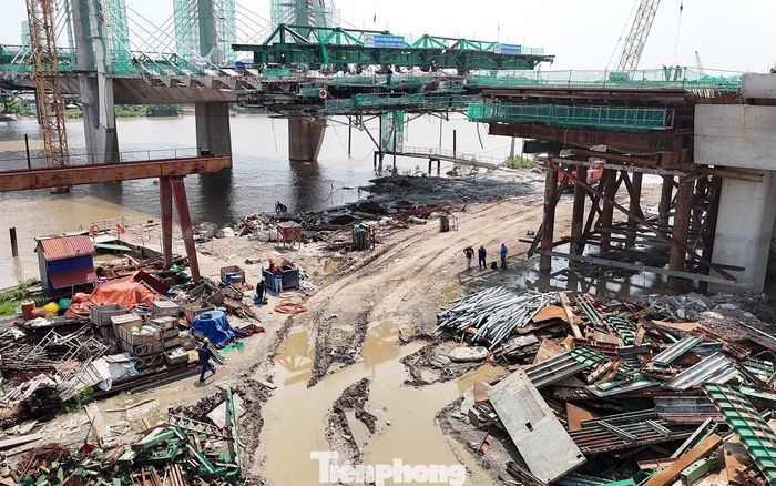 Trục đường kết nối này có thiết kế mặt cắt ngang lòng đường rộng 68m, với 8 làn xe, dải phân cách giữa 23m, hè đường 2 bên rộng 15m.