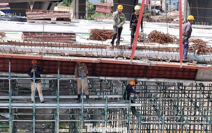 Đại diện BQL dự án công trình giao thông Hải Phòng cho biết, đến nay đơn vị đã triển khai đạt 1.782/2.500 tỷ đồng (70,7%). Dự kiến đến cuối tháng 9/2026, đơn vị sẽ hoàn tất các hạng mục để hợp long cầu Hải Thành.