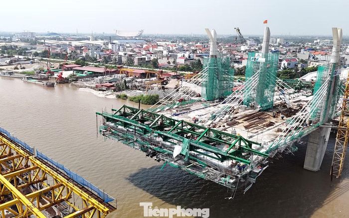 Theo thiết kế, cầu Hải Thành dài khoảng 1,1km, tải trọng HL93, kích thước thông thuyền 50x9,5m. Phần cầu chính liên nhịp dầm 3 nhịp bê tông cốt thép dự ứng lực, mặt cắt ngang rộng 36m.