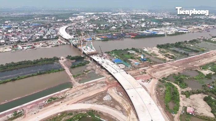 Đại diện BQL Dự án công trình giao thông Hải Phòng cho biết, đơn vị huy động hàng trăm công nhân, kỹ sư làm việc 3 ca/ngày gấp rút thi công các hợp phần dự án. Quá trình triển khai, tình trạng khan hiếm vật liệu, vật tư và công nhân lái máy, công nhân có tay nghề cao đã ảnh hưởng đến tiến độ dự án. Đến nay, toàn bộ tuyến đã đạt hơn 60%, riêng cầu Hải Thành đạt 70,7%.