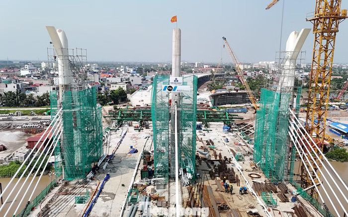  ﻿Sau 18 tháng kể từ ngày khởi công, cầu Hải Thành đã dần lộ diện, các trụ, mố cầu quan trọng nhất cơ bản đã được thi công. 