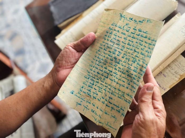 Bức thư và giấy báo tử của liệt sĩ Nguyễn Quang Triêm.