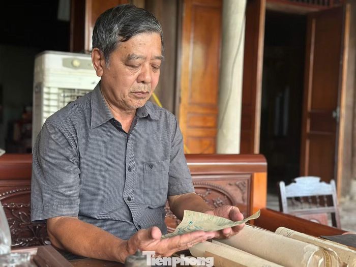 Ông Nguyễn Thế Doanh đọc lại bức thư của người cha liệt sĩ.