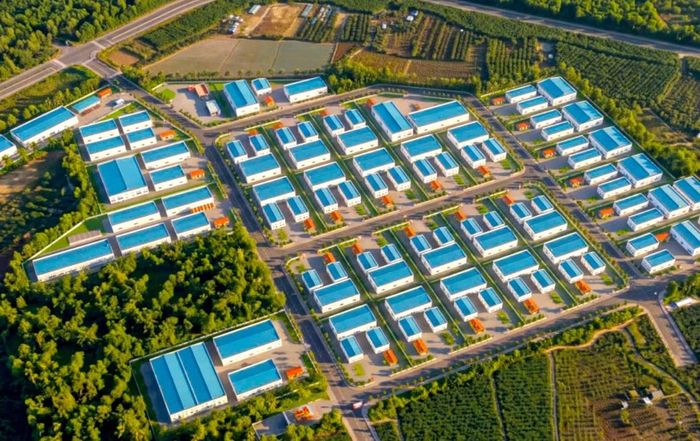 Các đại biểu thực hiện nghi thức động thổ Dự án Xây dựng và kinh doanh hạ tầng kỹ thuật Cụm công nghiệp Mang Yang số 2.