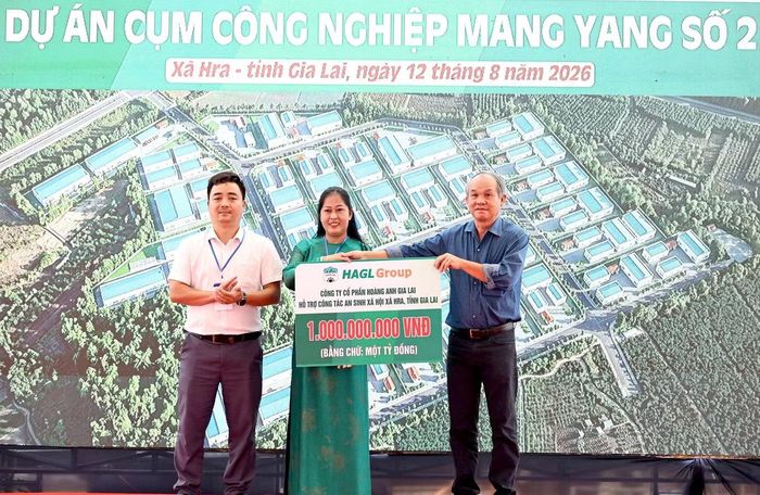 Tập đoàn Hoàng Anh Gia Lai trao 1 tỷ đồng hỗ trợ an sinh xã hội cho xã Hra.