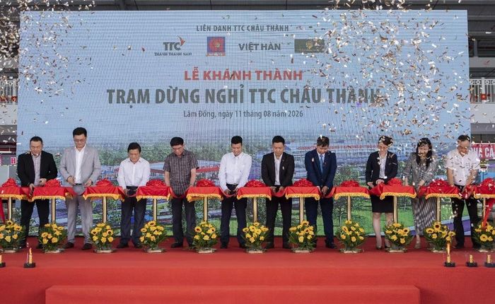 Đại biểu thực hiện nghi thức cắt băng khánh thành Trạm dừng nghỉ TTC Châu Thành