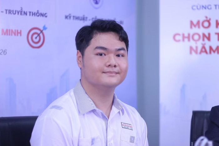 Võ Khải Quốc hôm giao lưu cùng thủ khoa “Mở khóa chọn trường”