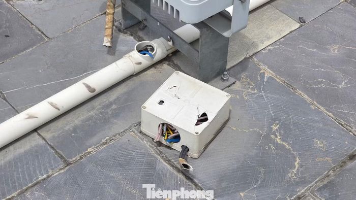 Thiết bị điện chiếu sáng hư hỏng, có dấu hiệu bị mất trộm.